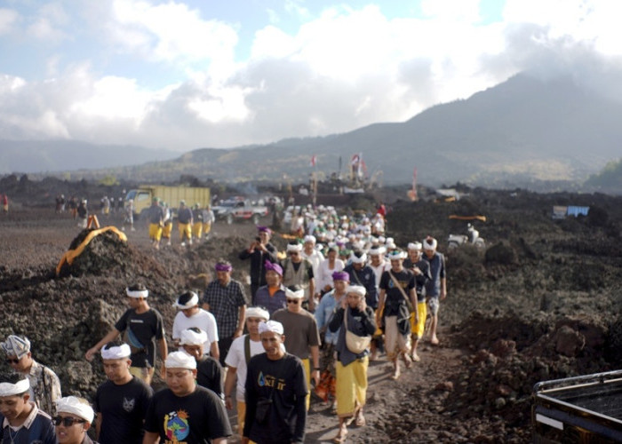 Ribuan Krama Batur Napak Tilas Rute Evakuasi Leluhur Tahun 1926 Silam