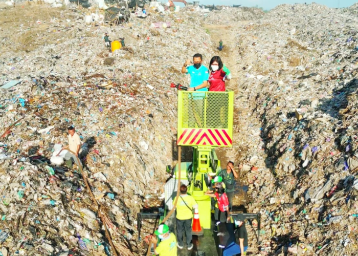 Penyemprotan Eco Enzyme di TPA Bengkala: Langkah Nyata Peringati HUT ke-6 EEN dan Atasi Krisis Sampah