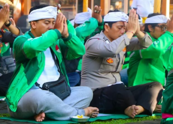 Polda Bali dan Pegemudi Ojol Melakukan Doa Bersama untuk Affan Kurniawan