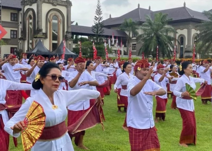 HUT Mangupura ke-16 Dimeriahkan Aksi Janger Kolosal Para Lansia