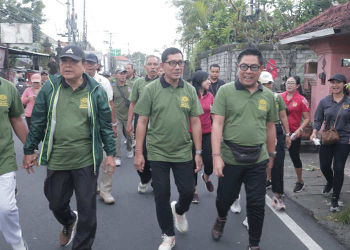 Wawali Denpasar Lepas Jalan Sehat HUT ke-26 SMK PGRI 4 Denpasar