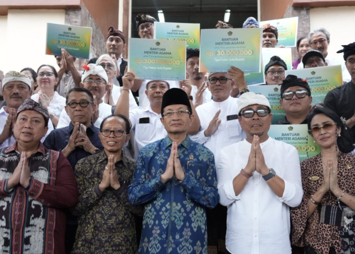 Menag Temui Korban Banjir di Bali dan Salurkan Bantuan Rp300 Juta