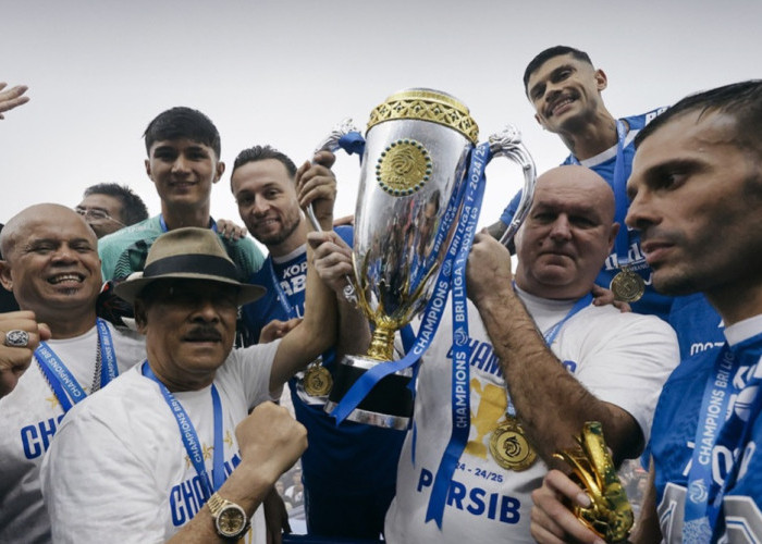 Selamat! Persib Bandung Juara Liga 1 Musim 2024/2025: Back to Back Angkat Trofi