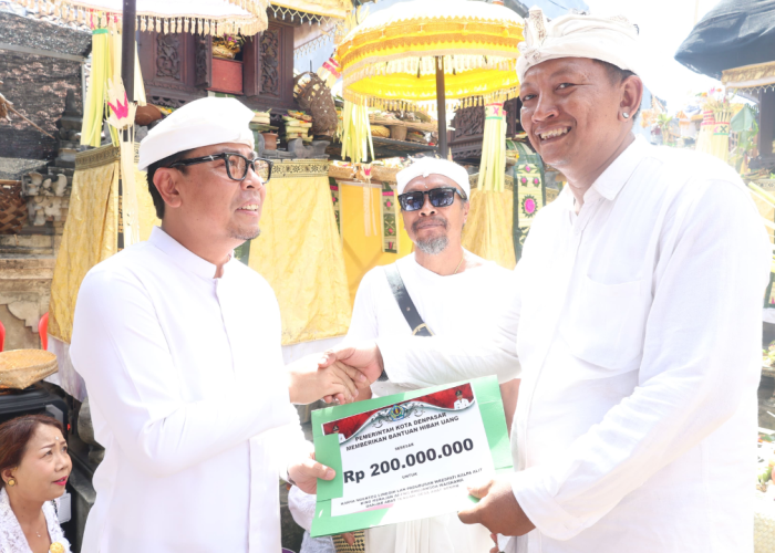 Wawali Denpasar Hadiri Karya Ngenteg Linggih di Renon, Serahkan Hibah Rp200 Juta