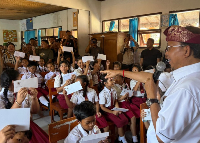 Dampak Banjir Bandang, Koster Bantu SDN 5 Banjar Rp129 Juta dan Santuni 66 Siswa Masing-masing Rp1 Juta