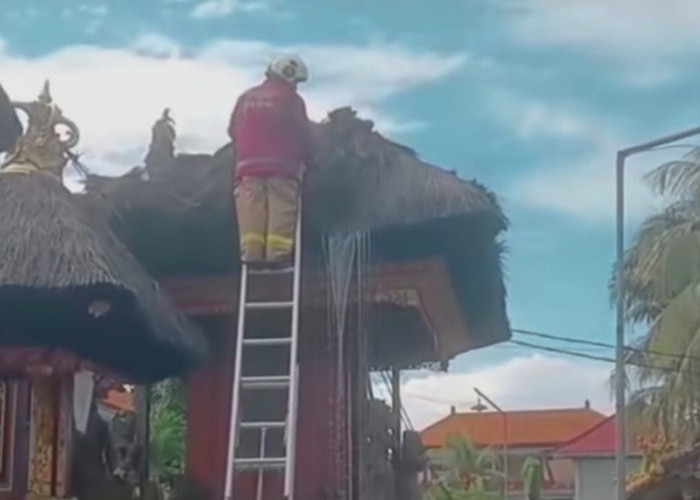 Diduga Akibat Korsleting Listrik, Atap Pelinggih Gedong Kawitan Pura Karang Buncing Terbakar