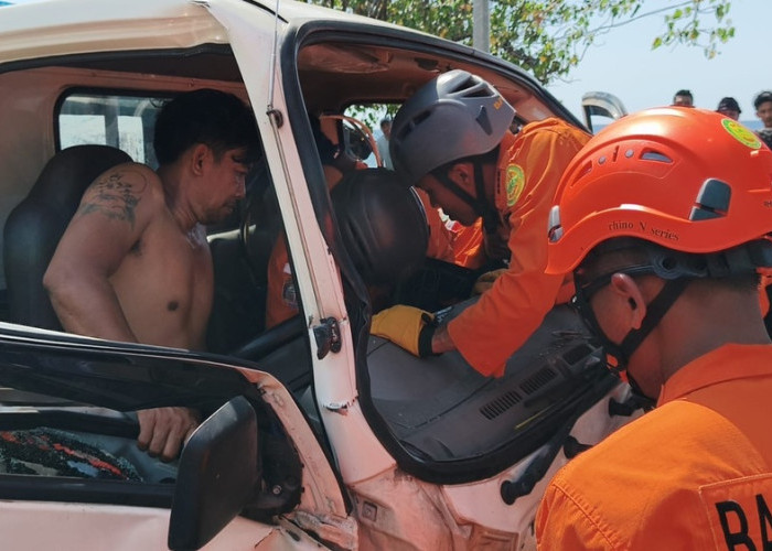 SAR Gabungan Evakuasi Sopir Truk Terjepit di Buleleng