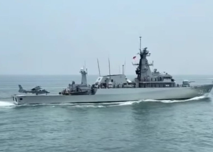 KRI Brawijaya-320 Pimpin Parade Kapal Perang TNI AL di Teluk Jakarta