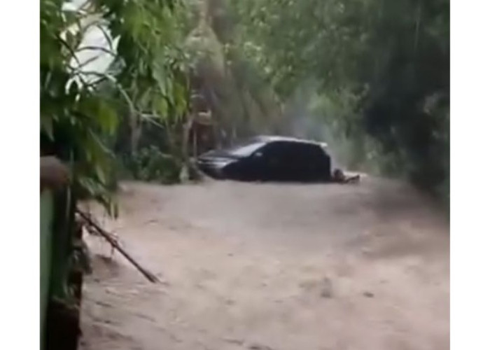 Banjir Mendadak di Karangasem, Tembok Sekolah Jebol hingga Warga Evakuasi Ternak