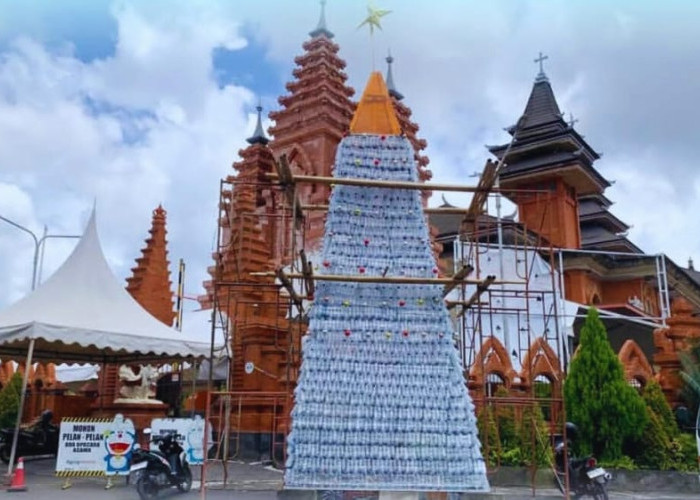 Pesan Peduli Lingkungan, Pohon Natal Daur Ulang Berdiri di Katedral Denpasar