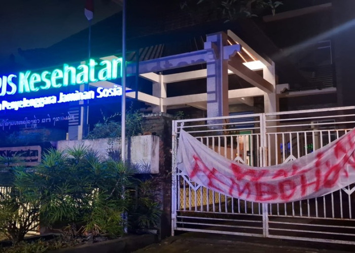 Kantor BPJS Denpasar Diserang OTK: Pasang Spanduk Provokatif hingga Dilempari Batu, Polisi Amakan CCTV!