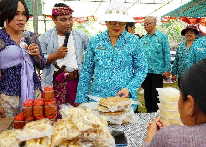 Putri Koster Dorong Bunga Kasna Temukus Masuk Pasar Canang Bali