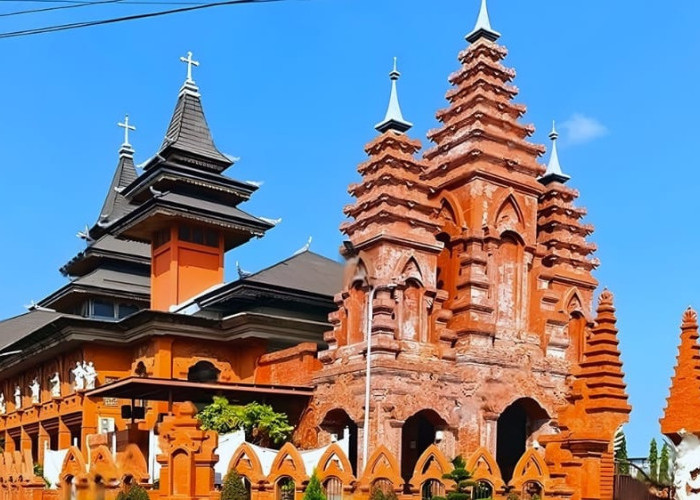 Menjelang Natal, Brimob Lakukan Sterilisasi di Gereja Katedral Denpasar