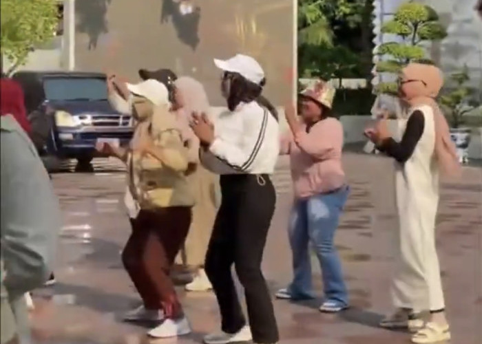 Heboh! Segerombolan Emak-Emak Asal Indonesia Joget di Depan Kuil Suci di Bangkok, Netizen: Tidak Punya Adab!
