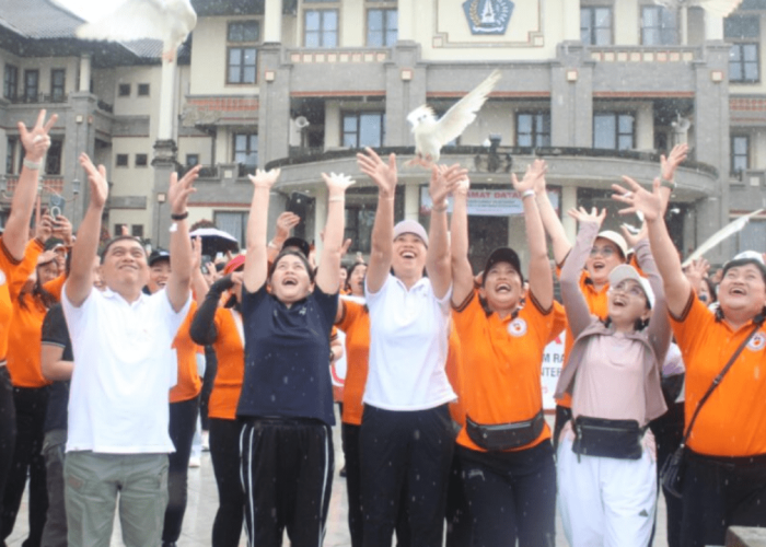 Peringati HUT ke-74 Ikatan Bidan Indonesia (IBI), Ketua BKOW Provinsi Bali Buka Kegiatan Fun Walk 