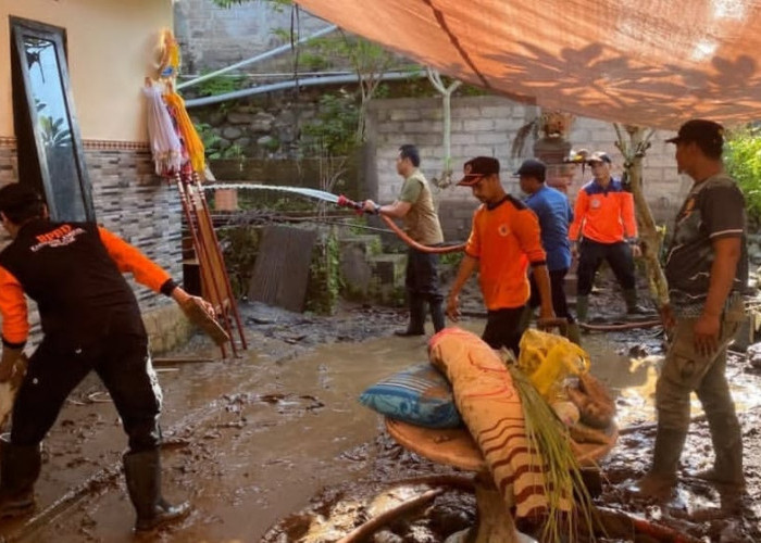 Banjir Bandang Terjang Pekutatan Jembrana, 16 Rumah Warga Terendam Lumpur