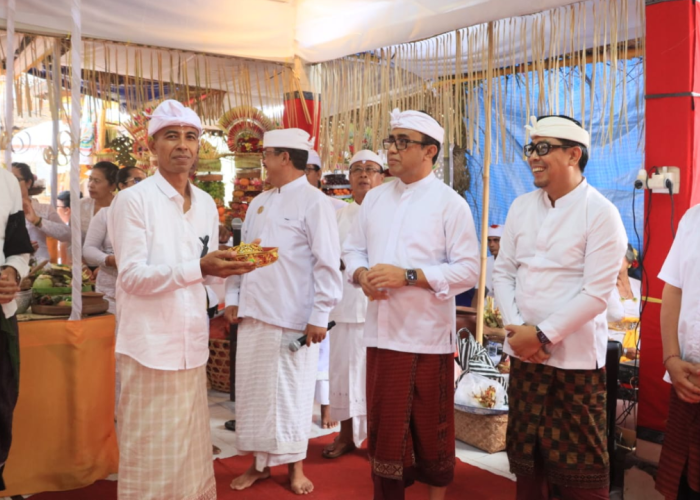Wali Kota Denpasar Hadiri Piodalan Pura Balai Pertemuan Warga Bina Permai Bertepatan Purnama Kapitu