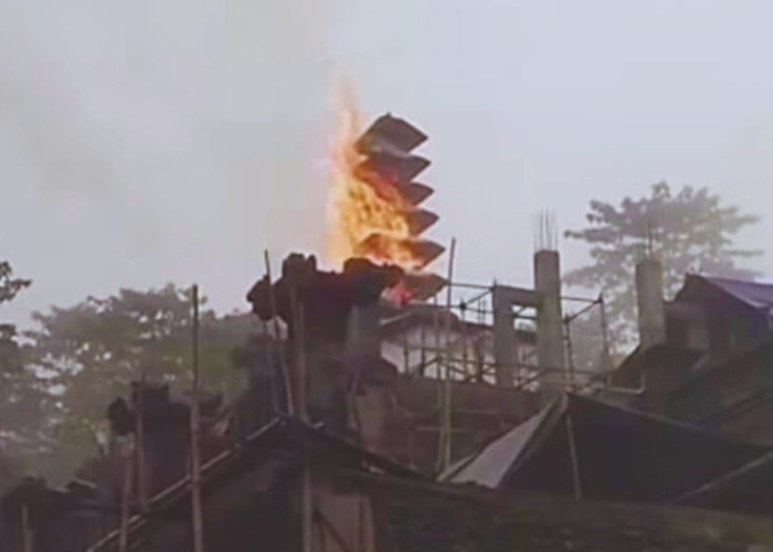 Hujan Lebat Disertai Petir Bakar Meru Tumpang Sembilan di Besakih