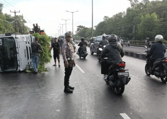 Mobil Boks Terguling Akibat Ceceran Solar di Jalan By Pass Ngurah Rai, Polisi: Tak Ada Korban Jiwa