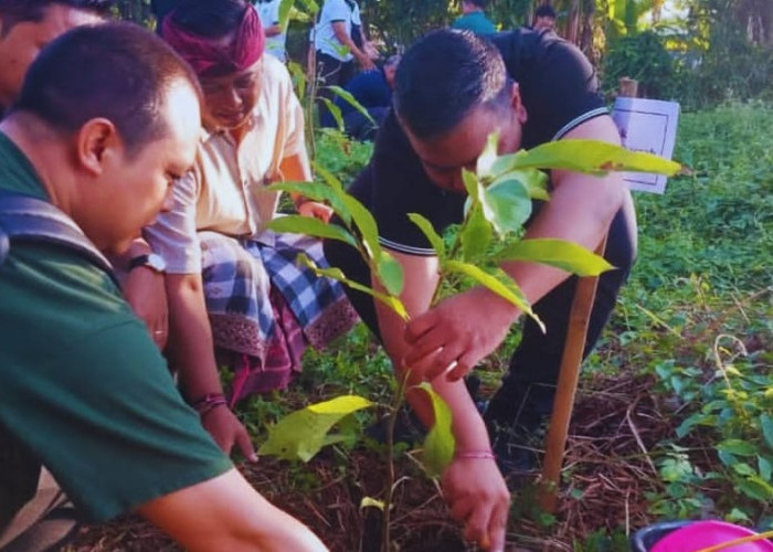 Pemkab Gianyar Tanam 300 Bibit Pohon di Hari Bumi 2026, Gaungkan 