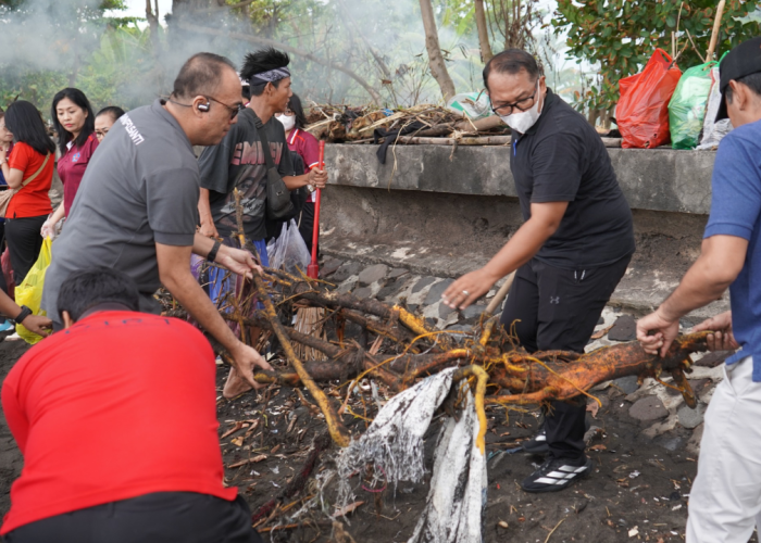 Pemkab Buleleng Intensifkan Aksi Bersih Pantai, Libatkan TNI/Polri hingga Komunitas Lingkungan