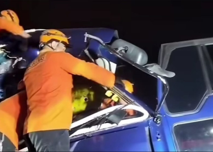 Truk Tronton Ringsek di Jalan Labuan Sait, Dua Orang Terjepit dalam Kabin