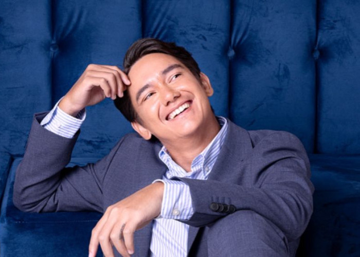 Adipati Tunjukkan Transformasi Akting Lewat Peran Bos Perfeksionis di Film What's Up With Secretary Kim?