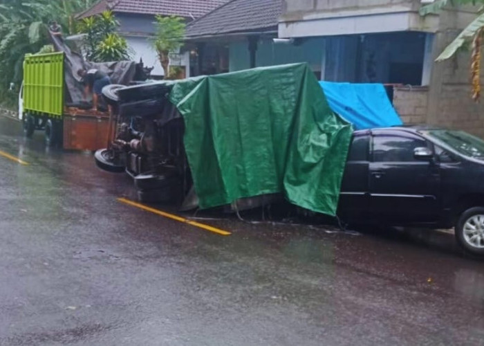 Diduga Hilang Kendali, Truk Terguling di Desa Antiga dan Timpa Mobil dari Arah Berlawanan