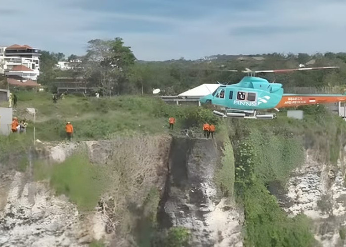 Terjebak di Tebing Pecatu, Dua Turis Rusia Diselamatkan Tim SAR Lewat Udara