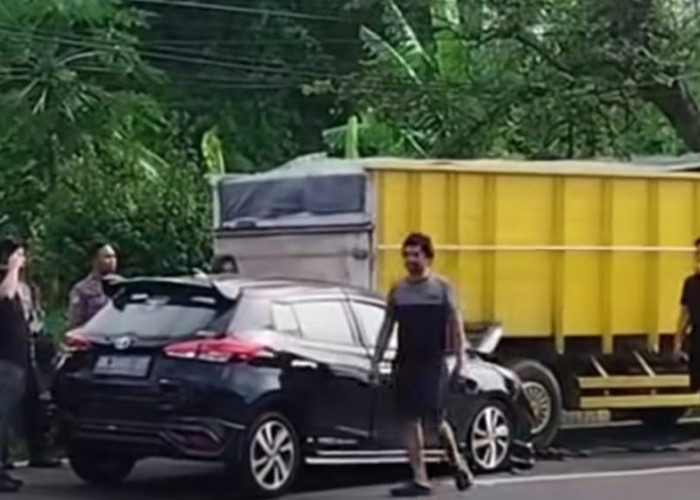 Yaris Tabrak Truk Parkir di Banyuasri, Satu Pengemudi Luka dan Dilarikan ke RS