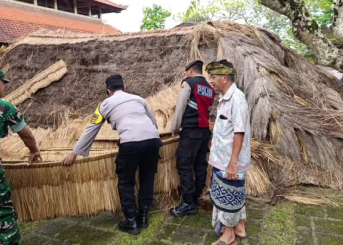 Pondasi Diduga Rapuh, Bale Gong Pura Desa Lan Puseh Ubud Roboh Usai Diterpa Angin Kencang