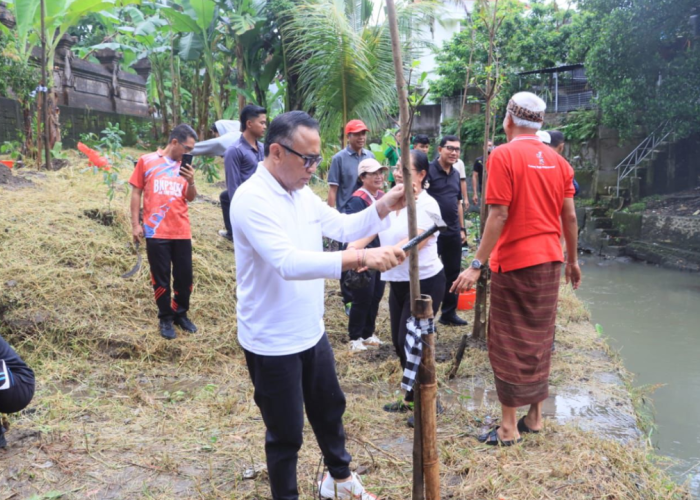 Walikota Denpasar Pimpin Aksi Kebersihan dan Penghijauan di Pura Beji Desa Adat Penatih