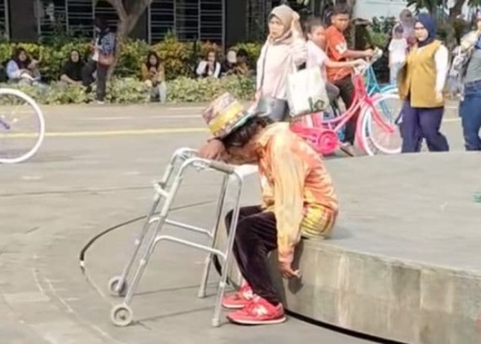Viral! Video Pak Tarno Menangis Sendirian dan Meringkuk dengan Tongkat di Kota Tua