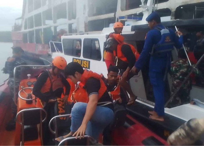 Kapal KMP Cemerlang 55 Kandas di Gilimanuk, Tim SAR Berhasil Evakuasi Semua Penumpang