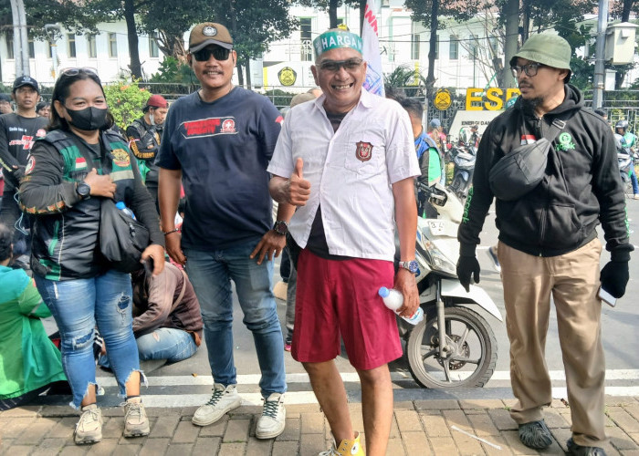 Ojol Asal Cirebon Demo di Monas Pakai Seragam SD, Ngeluh Penghasilan Kian Menipis