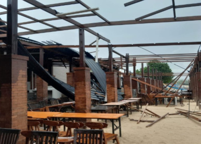 Angin Kencang Terjang Pantai Jimbaran, Enam Kafe Porak Poranda