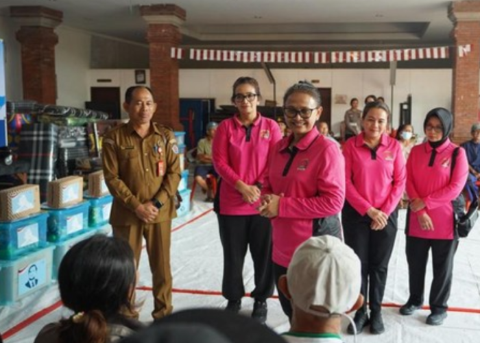 Ketua Umum Bhayangkari Tinjau Lokasi Pengungsian Korban Banjir di Bali dan Alokasikan Bansos 
