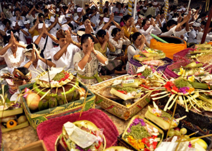Makna dan Sejarah Hari Raya Kuningan di Bali, Tradisi Adat Umat Hindu Simbol Kemuliaan
