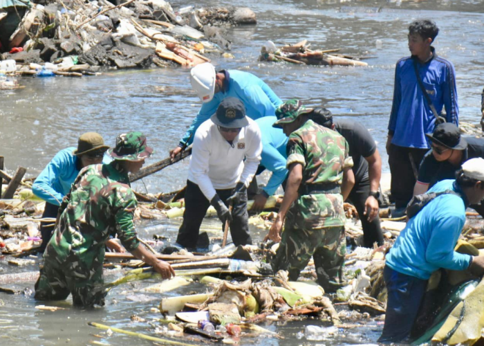 Wali Kota Denpasar Terjun Langsung Pimpin Pembersihan Sungai di Desa Tegal Kertha Pasca Banjir