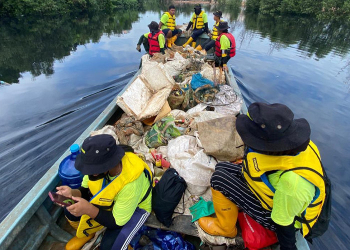 Utama Spice dan Seven Clean Seas Angkat 4,5 Ton Sampah dari Laut Bali 