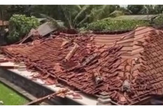 Diterjang Angin Kencang, Bale Gong Pura Puseh Dasar di Penebel Tabanan Ambruk