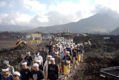Ribuan Krama Batur Napak Tilas Rute Evakuasi Leluhur Tahun 1926 Silam