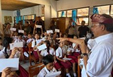 Dampak Banjir Bandang, Koster Bantu SDN 5 Banjar Rp129 Juta dan Santuni 66 Siswa Masing-masing Rp1 Juta