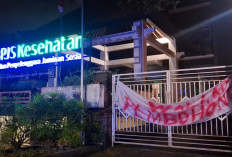 Kantor BPJS Denpasar Diserang OTK: Pasang Spanduk Provokatif hingga Dilempari Batu, Polisi Amakan CCTV!