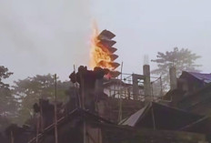 Hujan Lebat Disertai Petir Bakar Meru Tumpang Sembilan di Besakih