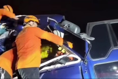 Truk Tronton Ringsek di Jalan Labuan Sait, Dua Orang Terjepit dalam Kabin