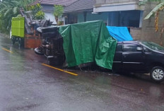 Diduga Hilang Kendali, Truk Terguling di Desa Antiga dan Timpa Mobil dari Arah Berlawanan