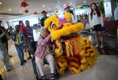 Semarak Imlek 2026 Hangatkan Bandara Ngurah Rai, Penumpang Disambut Atraksi Barongsai 